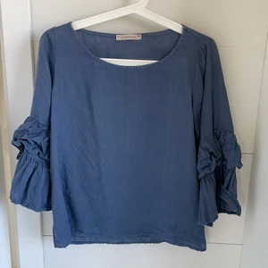 Linne blus - Duvblå blus i linne, passar xs-m, knappt använd!