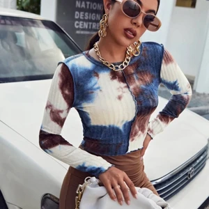 Topp  - fin crop top i ett ribbat tyg, aldrig använd och fin kvalite 