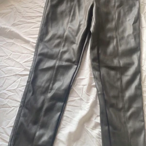 Byxor - Säljer mina snygga bruna skinbyxor från hm. Inte min stil men sitter mycket bra på. Storleken är 38 men siter som 36 om inte mindre 