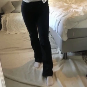 Acne jeans - Säljer mina snygga acnejeans i storlek 28/34 men skulle nog säga att de är mindre i storleken, kom med egna bud💕💕