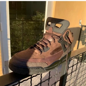 Jordan 4 - Jordan 4 WINTERIZED SPIZIKE. Sällsynta jordans från 2009 som har använts bara ett fåtal gånger. Original box finns men är väldigt sliten. Går knappt att få tag på någon stans! Storlek 43/44. Priset kan diskuteras, detta är ett riktigt kap.