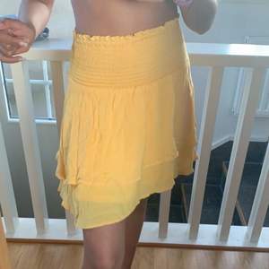 Säljer denna gula söta kjol från nakd