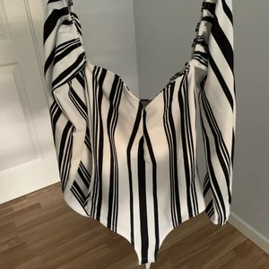 Tröja  - Säljer en ursnygg tröja från Nelly! Storlek xs, säljs pågrund av att den tyvärr inte passar mig! Perfekt till sommaren 