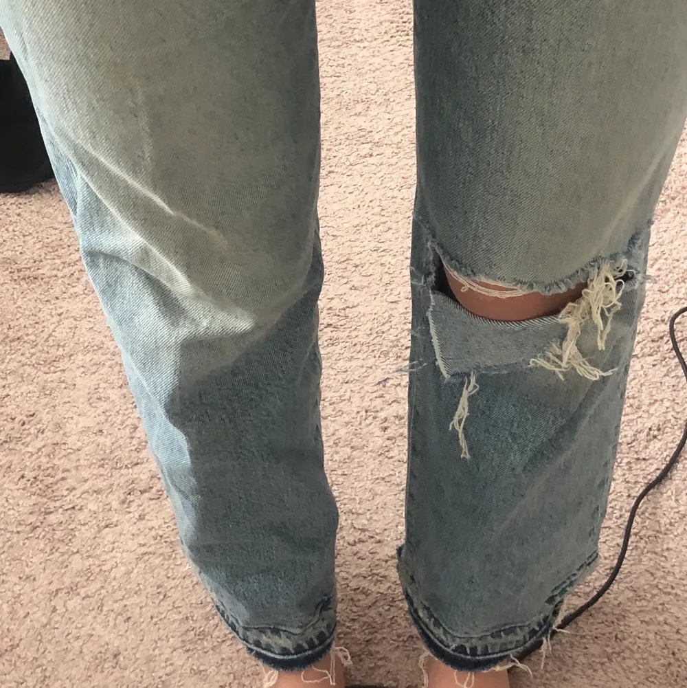Säljer dessa jeans från hm. De är höga i midjan och stängs med knappar. De sitter väldigt bra på mig som normalt är en 34 i jeans, dock är dom lite korta på mig som är 165 (har relativt långa ben). . Jeans & Byxor.