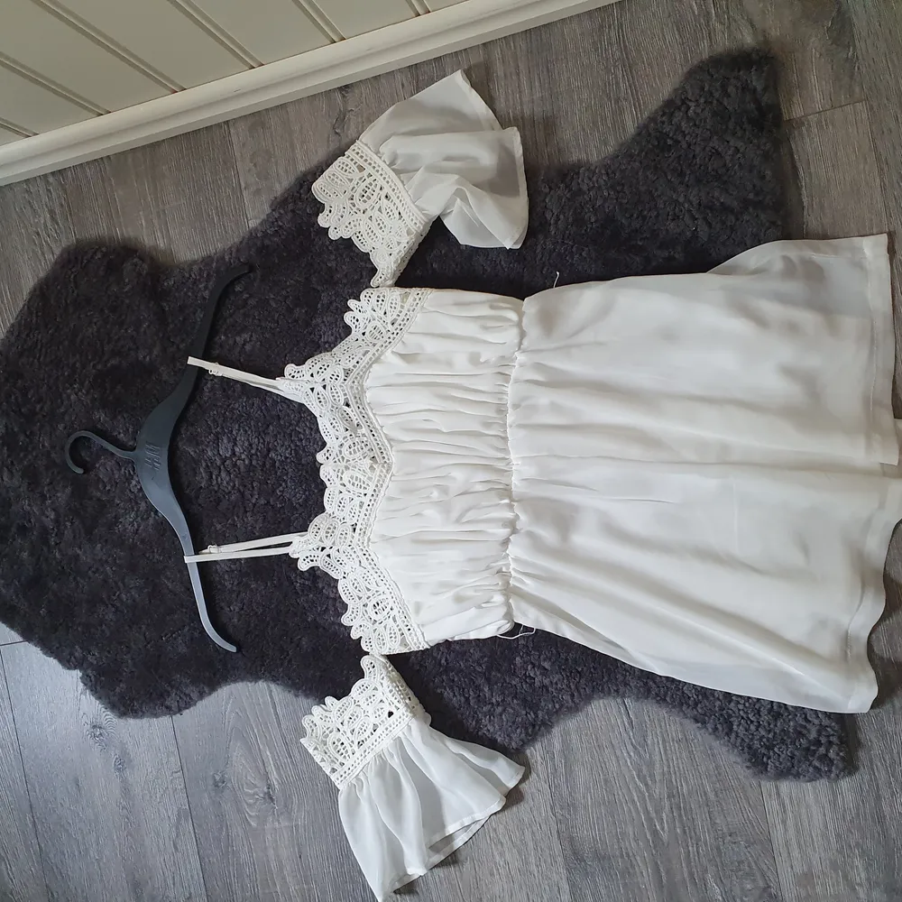 Fin, och bekväm playsuit. Passar bra för ex skolavslutning. Sitter bra och är sann i storlek. Köptes för 400kr, använts 1 gång. (Fint skick) Kan både skickas och mötas. (Köpare står för frakt osv). Klänningar.