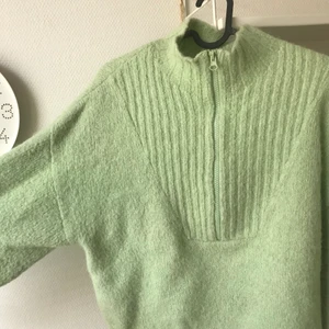 Weekday - Stickad tröja med alpacka, superfin färg! Köpare står för frakt💚