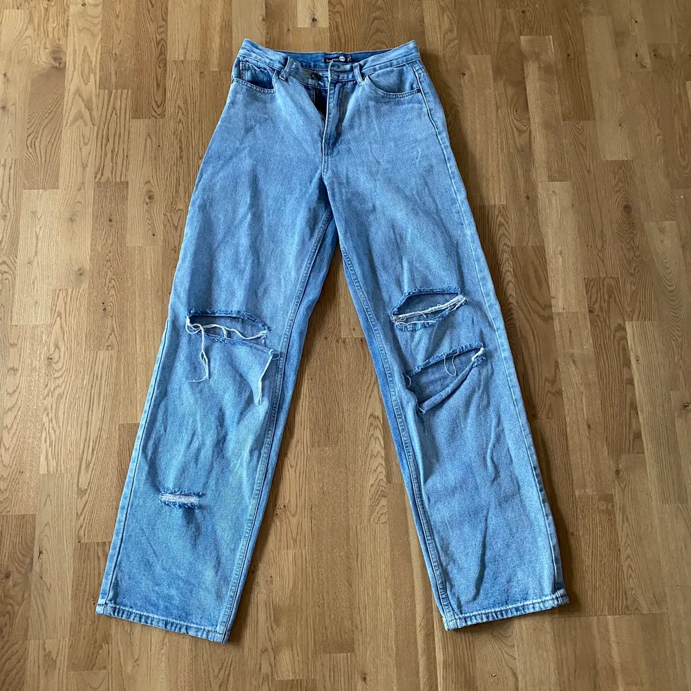  Skitsnygga och trendiga blåa jeansen med hål från bohoo i stl 38. Bra skick då jag bara använt de en gång. Säljer de pågrund av att de är lite förkorta för mig, som är 175. Köparen står för frakten:) . Jeans & Byxor.