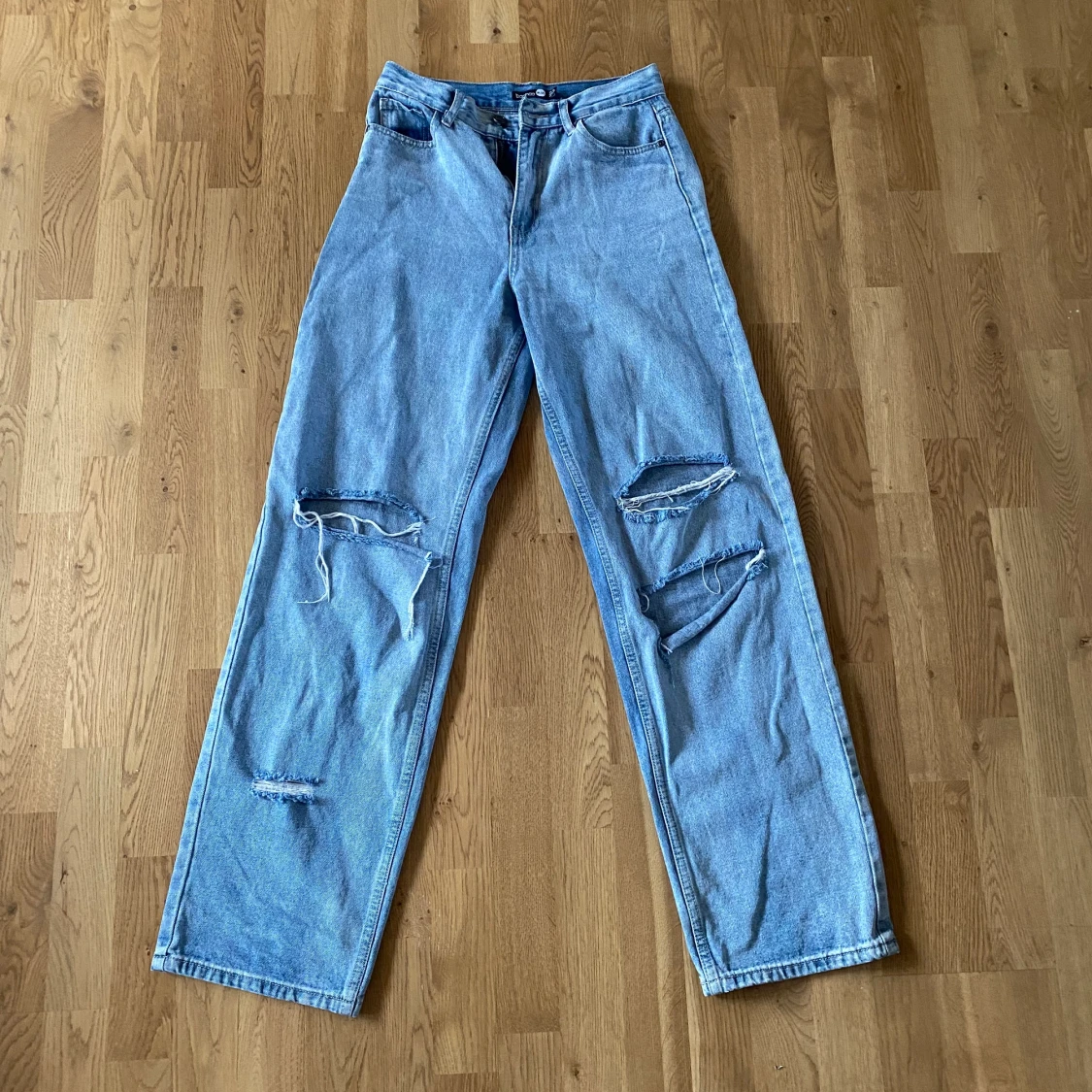 Bohoo jeans med hål  - 90