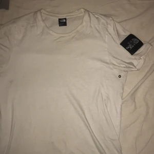 The North Face shirt - Riktigt unik fet T-shirt, riktigt skön och bra kvalite. Säljer enbart pga ekonomiska skäl. Knappt använd och   Tagit väl hand om den dom få gånger jag använt den. Verkligen en favorit, vill egentligen inte ens sälja den :( 