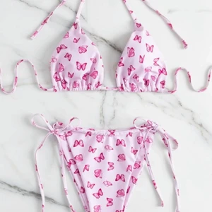 Fjärils bikini  - Säljer detta supersöta bikiset med fjärilar på. Verkligen så fin men för stor på mig. Köpare står för frakt💓