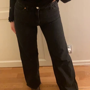 Monki jeans  - Svarta monki jeans med sjukt snygg passform!! 