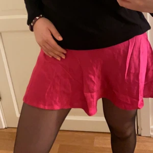 Silkes kjol - En så fin rosa silkes kjol från zara (inte strykt på bilden dåra) 
