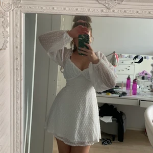 MISSGUIDED KLÄNNING - Säljer min vita klänning från Missguided. Aldrig använd, taggen står kvar. Bra kvalite. Kan skicka fler bilder om det önskas. Köparen står för frakten ⚡️🫐