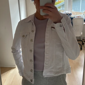 Jeansjacka strl M - Jag säljer denna vita jeansjacka i väldigt bra skick, bara använd några få gånger🤍 Frakt tillkommer
