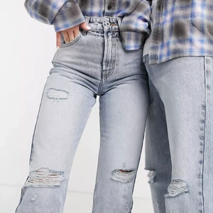 Håliga jeans - Blåa stensättande jeans med raka ben och revor, helt oanvända! Storleken är W26, alltså ca 34💕