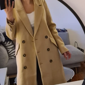 Kappa - Beige   höst kappa str 38 (M) passar för l med oanvänd nyskick .