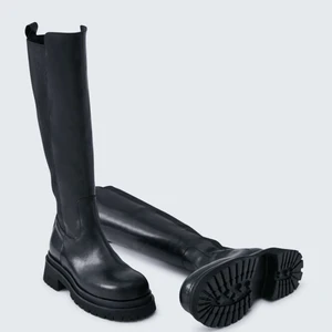 Svarta knähöga Boots  - Säljer mina skitsnygga boots från märket Nude of Scandinavia i storlek 39. De är slutsålda överallt. Säljer pga att de är för stora för mig. De är helt oanvända, endast testade. Köptes på rea och säljer för samma pris som jag köpte de för. Ordinarie pris: 3895kr Köptes för/Säljs för: 1948kr frakt inkluderat. Om du vill ha mer bilder är det bara att fråga!! Kommer att ha annonsen uppe till den 8:de då det är sista dagen som jag kan returnera dem