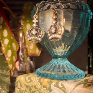 Örhängen - Juicy couture inspererade örhängen som jag fått av min kusin men som jag inte använt då jag personligen gillar guldsmycken mer. Inga defekter så alla diamanter är kvar💋