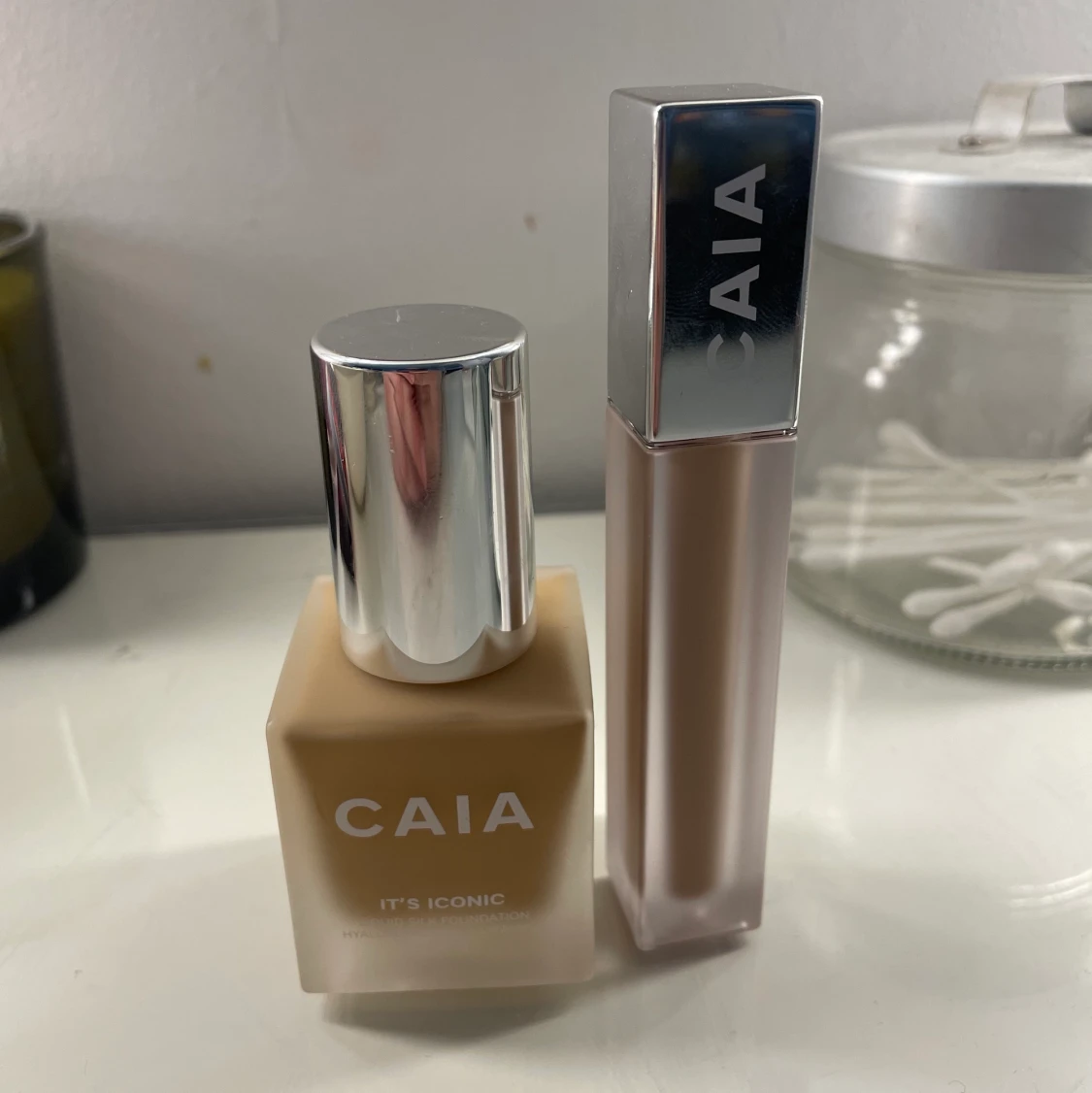 Caia foundation och concealer