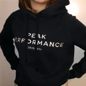 Peak hoodie ”mörkblå” - En mörkblå peak hoodie, i storlek M. Har ägt den i ett litet tag men inte används på hela tiden. Är i jätte bra skick! Inga hål eller så. 