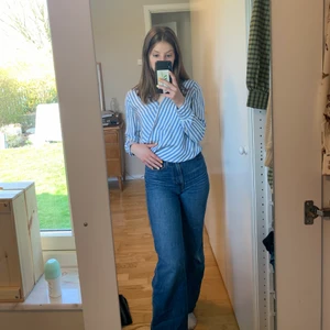 Cool blus från &otherstories - Fint skick! Passar perfekt till vår och sommar. Köparen står för frakt 