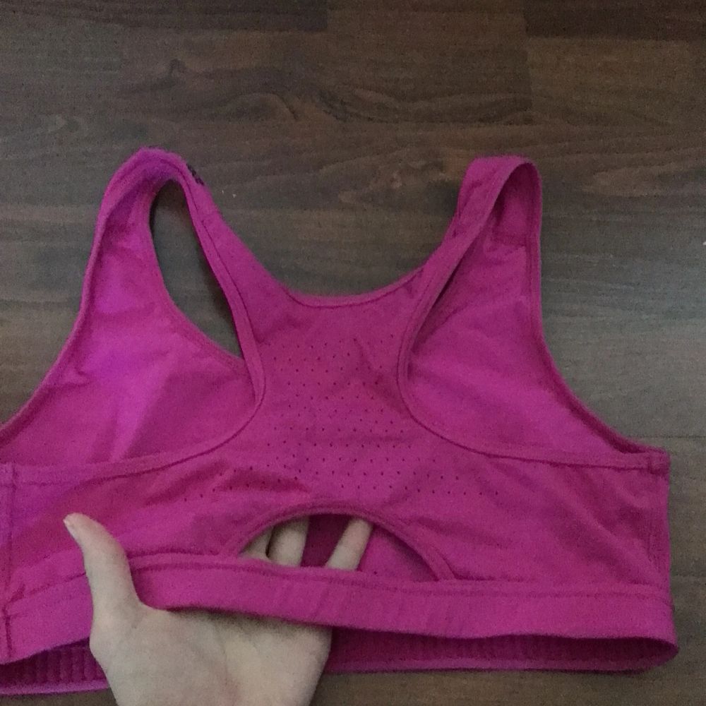 En sport-bh i färgen rosa den är en M passar både en A/B kupa💕. Övrigt.