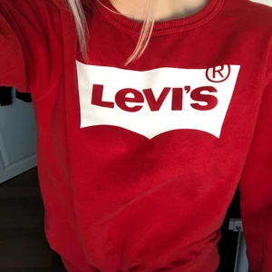 Sweatshirt från Levis  - Barnstorlek 152, röd 