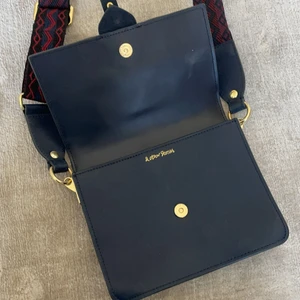 Handväska  - En söt liten mörkblå väska