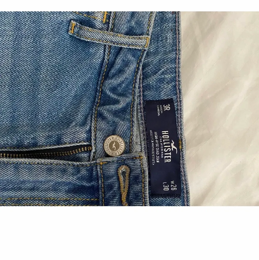 As fina jeans från hollister som inte kommer till användning riktigt! Dom är i nyskick och köptes för ungifär 700kr,( om fler är intresserade blir det budgivning) (jag är runt 1.63) dom är stl 38 men passar 34-36 om man vill att de e mer” lösa”. Jeans & Byxor.