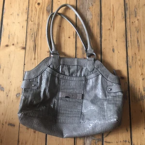 Mellanstor guess väska - Inte använd men som ny lite lösa trådar men inga fläckar eller så! Prima skick