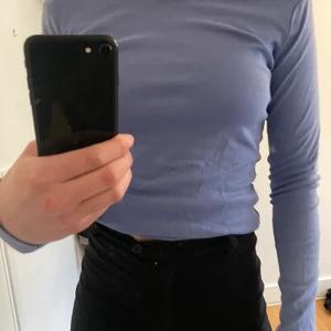 Lila/blå långärmad tröja  - En tröja i nyskick från hm. Säljer pga kommer inte till användning.