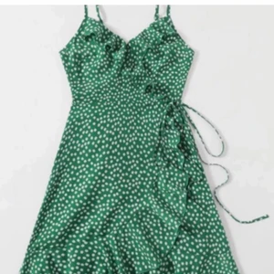 Klänning från shein - BUDA i kommentarerna!! Helt oanvänd sommarklänning från SHEIN. Kan användas som kjol också om man lägger tex en hoddie över klänningen💖 skriv om ni vill ha mer bilder