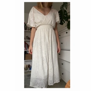 Klänning från & other stories - Gräddvit klänning i Stl 36 (small) oanvänd och i fint nytt skick. Ej genomskinlig. Klänningen sitter ganska tajt och är längre än till knäna. Jag är 1.74 cm lång. Nypris: 690 :-