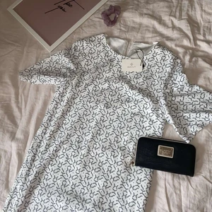 Somrig GANT klänning - Storleken på klänningen (38) aldrig använd och prislappen sitter fortfarande på. Köpt för 1000kr. Väskan är också oanvänd (köps separat) kostar 80kr