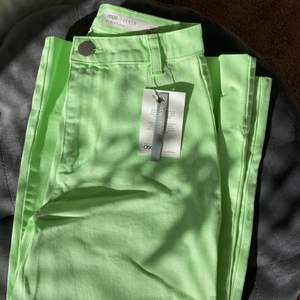 Neongröna jeans från asos egna märke. Aldrig använda. Köpare står för frakt.