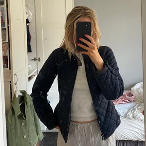 Snygga vårjacka  - Väldigt snygg marinblå jacka från ralph louren. Bra skick o så fin!!!💕💕💕