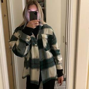 Grön rutigt jacka från zara, stl S - Grön rutig zara jacka, är använd endast 2 ggr och är i väldigt bra skick!!! ;))