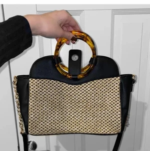 Väska - En snygg väska som även har en axelrem, den är aldrig använd så den är som ny :) fack på insidan av väskan.