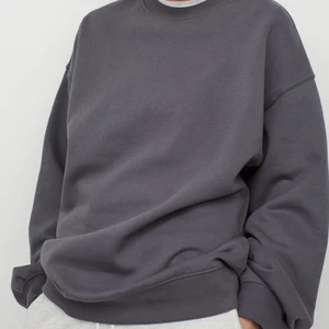Sweatshirt  - Sweatshirt från hm. Storlek S killmodell. Fint skick. Frakten kostar 66 kr & är spårbar!