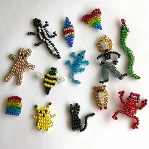 Små figurer💖 - Jag gör olika små figurer med seed beads & koppartråd (mörkgrön)! Kan göra lite allt möjligt och på beställning om det önskas. Går att sätta de på smycken som t.ex. örhängen, halsband eller som en nyckelknippa🥰 På de separata bilderna är det ett regnbågshjärta och en människa (Kim Possible). Säljer för 15kr/st ❤️