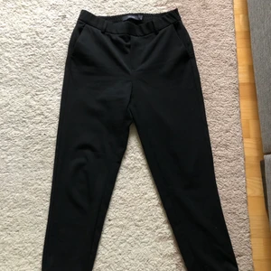 Kostymbyxor strl XS - Ett till par Vero moda byxor, inte heller använda. Går att sätta skärp i om man vill, skönt material. 