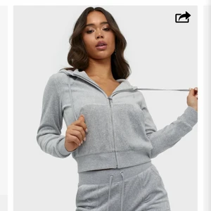 Juicy couture tröja  - Säljer denna juicy couture tröja köpt från raglady för 1100kr, fast med andra snören, skicka privat för fler bilder på min, andvänt ca 1 gång inte fler