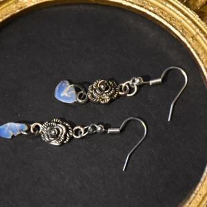 Örhängen rosor  - Örhängen med rosor och kristaller! Första bilden är opalite, andra bilden ametist. Hör av er, jag har fler sorters kristaller! Krokarna är nickelfria.  