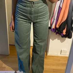 Gröna jeans från weekday  - Instressekoll!! på dessa ur snygga byxor från weekday tyvärr kan jag inte använda dom längre för dom är försmå! använda ungefär 2-4 gånger! Bild är på min kompis!!! säljer direkt vid 250kr💕💕