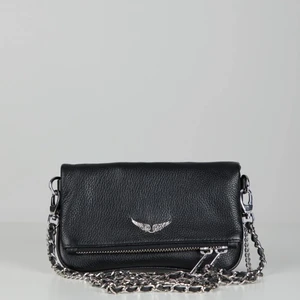 Zadig & Voltaire Väska - Säljer min super fina Zadig väska som är inköpt för ungefär 2 år sedan. Den är i ett nytt skick alltså ingen deffekt❤️❤️❤️Priset kan diskuteras