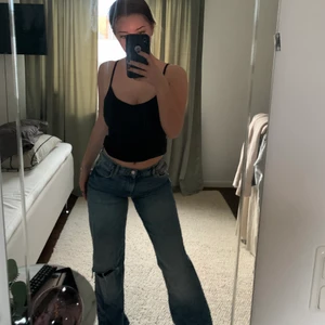 Zara jeans - Säljer dessa balla vida zara jeansen som har ett hål vid ena knäet! Använda Max 2 gånger!💕