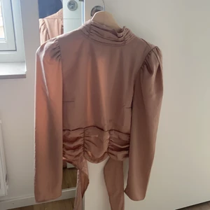 Bikbok  - Skit snygg blus från bikbok med öppning i ryggen, använd Max 2 gånger. Hör av er ifall ni vill ha bild med den på.