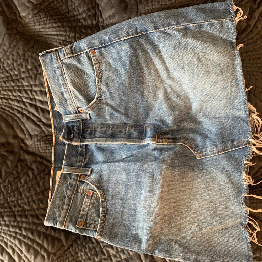 En jeanskjol ifrån levis. Helt ny, aldrig använd. Denna är så fin men är kommer inte av användning av mig tyvärr. Pris kan diskuteras.. Kjolar.