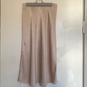 Satinkjol H&M - Sparsamt använd puderrosa satinkjol från H&M i storlek 38, använd en gång tror jag. Jag bjuder på frakten. 😊