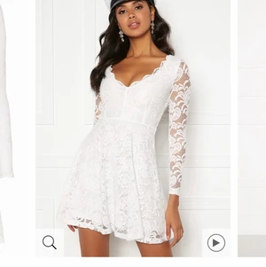 Vit klänning  - Vit somrig klänning, perfekt till student eller konfirmation. Endast använd en gång och i nyskick. OBS! första bilden är för att visa hur den sitter på, den har inte spets hela vägen ner. Nypris 499kr